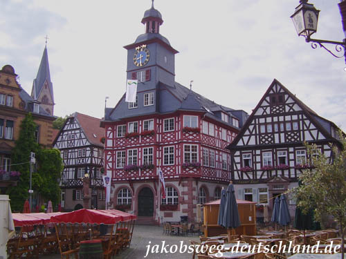 Der historische Marktplatz mit Rathaus, Fachwerkhäusern und Marienbrunnen in Heppenheim